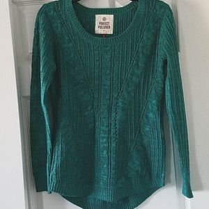 Fitted feel, comfortable pullover sweater